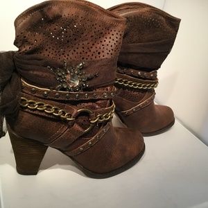 Woman's "Aberdeen" Boots By Not Rated